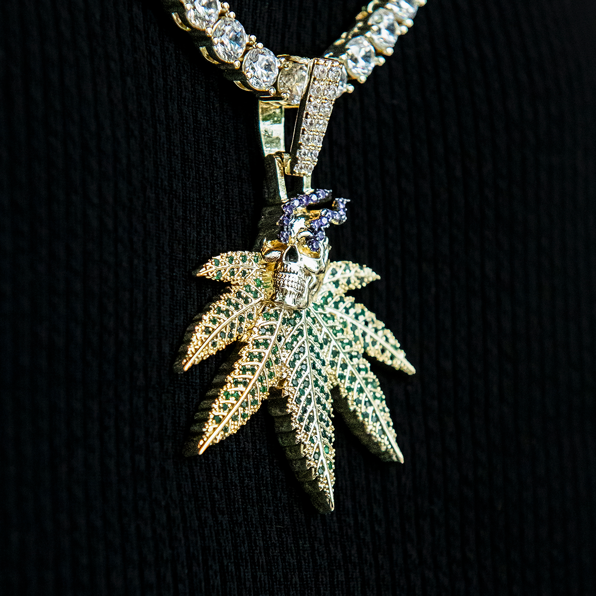 Smoking Skull Leaf Pendant - Yellow Gold