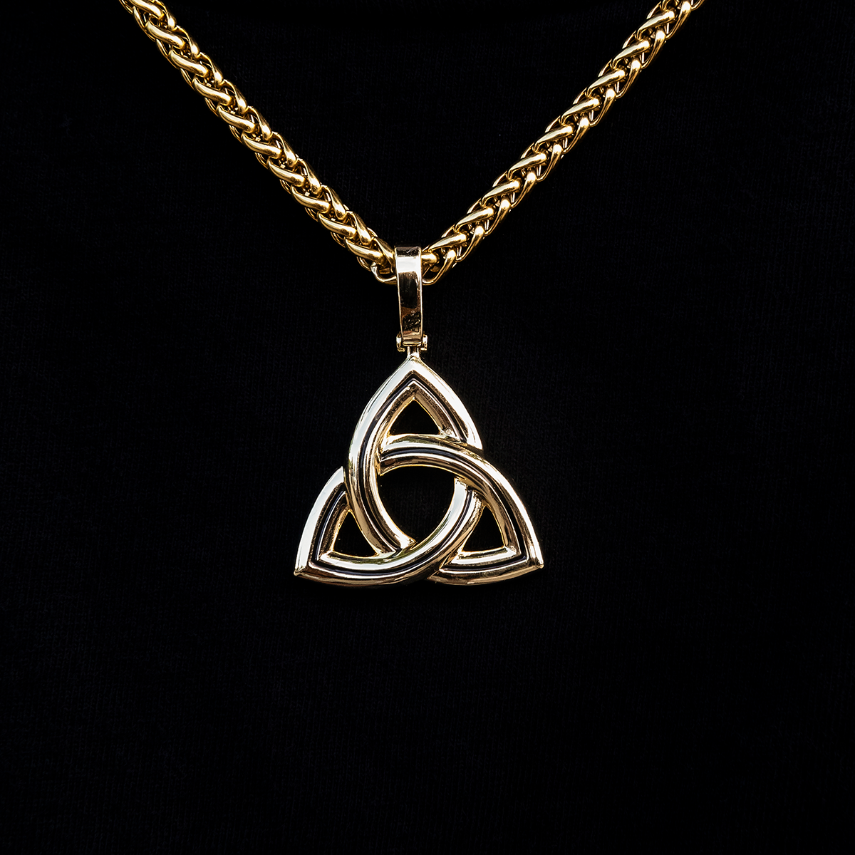 Trinity Knot Pendant in Yellow Gold