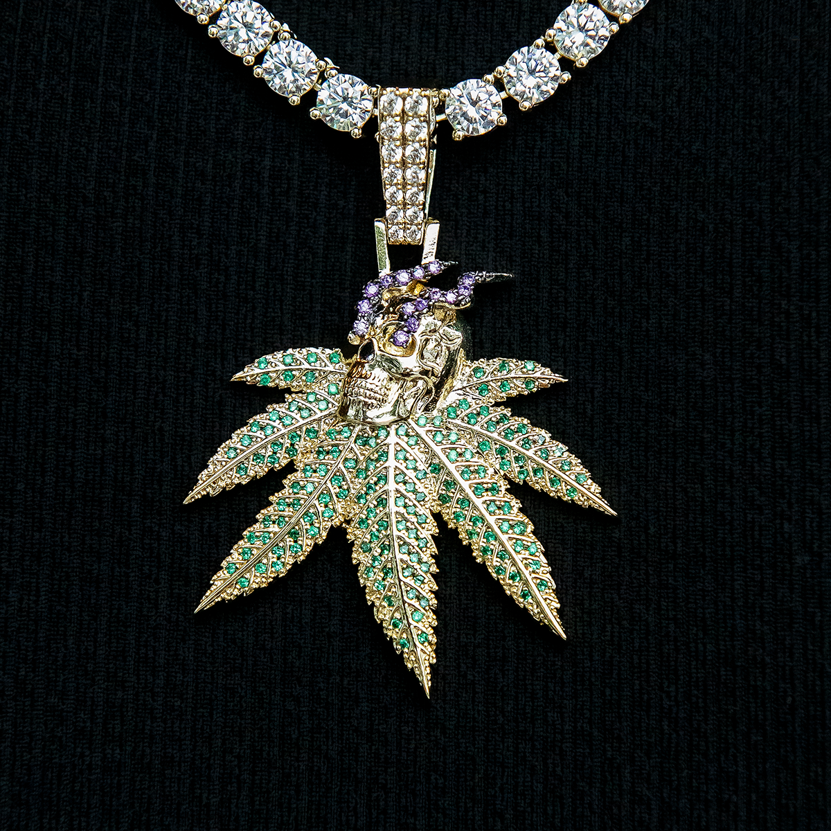 Smoking Skull Leaf Pendant - Yellow Gold